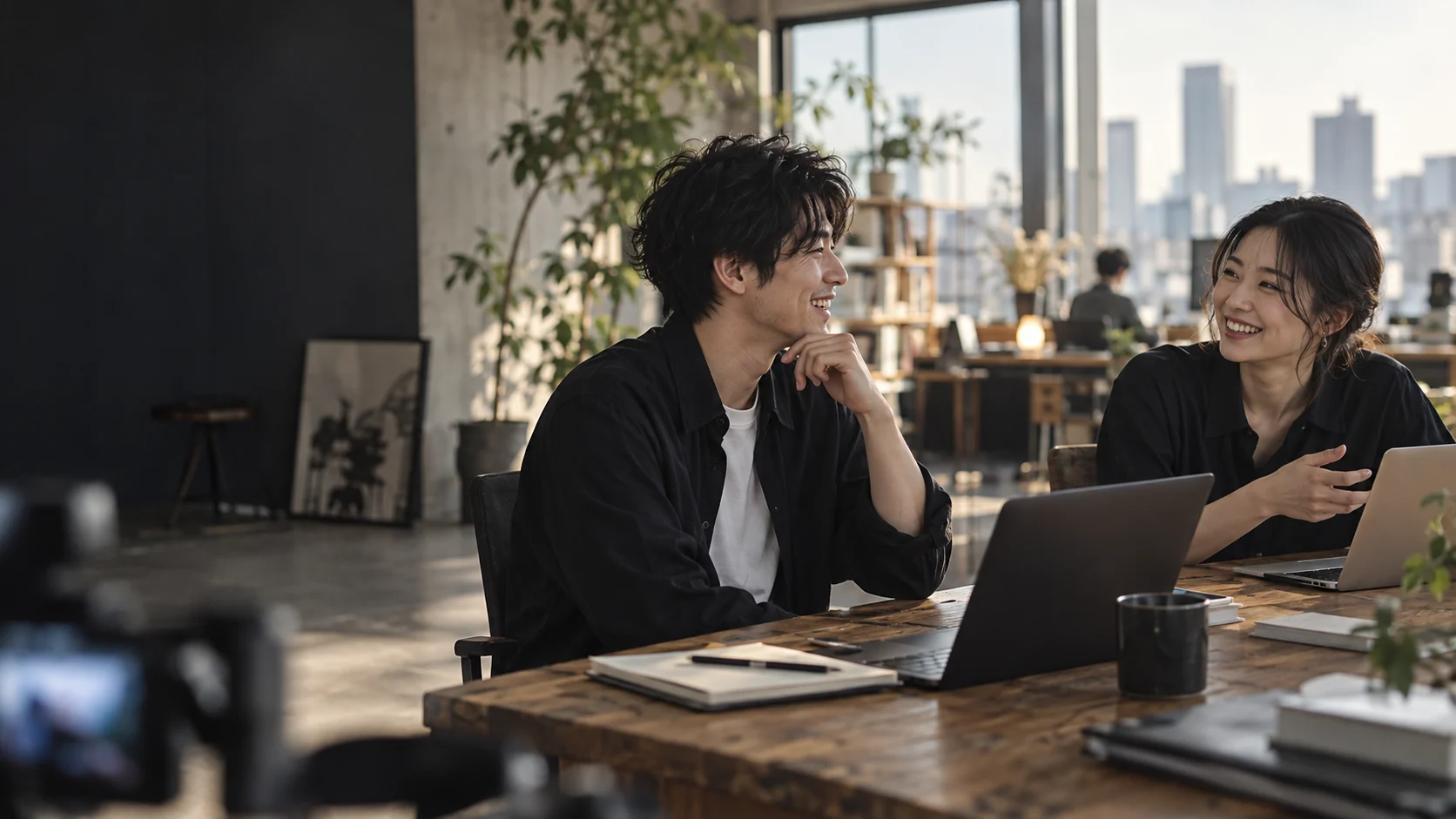 同僚と自然に会話する職場の風景