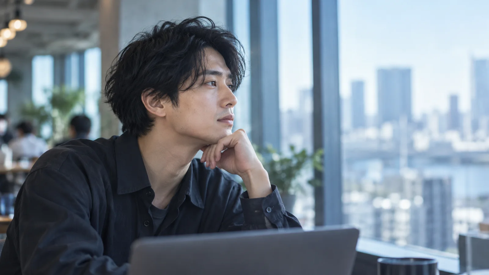 窓辺で考える人物の自然な横顔